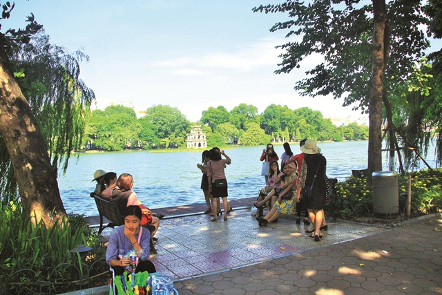 Có rất nhiều điều thú vị chờ đón du khách tham quan, khám phá và tìm hiểu về vẻ đẹp Hồ Gươm mỗi khi thu về
