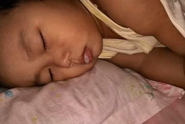 Bé gái 5 tuổi suýt mất mạng chỉ vì đi ngủ sau khi ăn quá no - Ảnh 1.