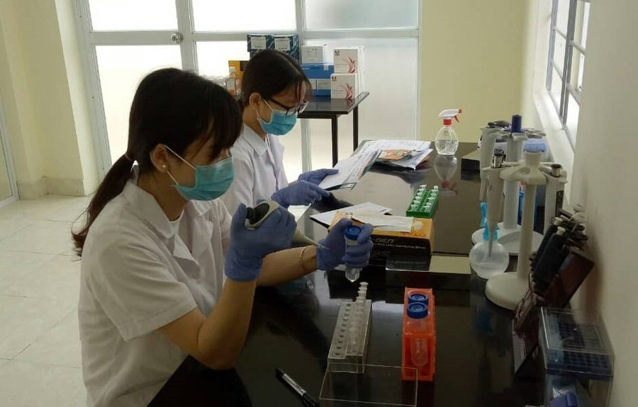 Các kỹ thuật viên trong phòng xét nghiệm. Kết quả ADN lật tẩy bí mật trong buổi họp lớp của nàng dâu ngoan hiền