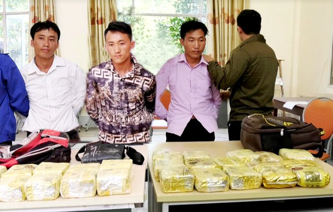 Các đối tượng vận chuyển trái phép chất ma túy bị bắt cùng tang vật.