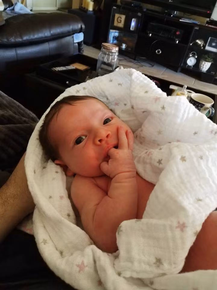 Vợ chồng bất lực nhìn con 3 tuần tuổi qua đời vì căn bệnh phổ biến gây ra bởi thói quen xấu của các bé và cả người lớn - Ảnh 2.