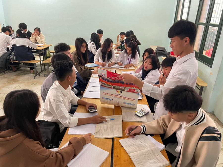 Học sinh Trường THPT Quan Sơn (Thanh Hóa) trong giờ thảo luận và làm bài tập môn Toán. Ảnh: LT. Học sinh Trường THPT Quan Sơn (Thanh Hóa) trong giờ thảo luận và làm bài tập môn Toán. Ảnh: LT.