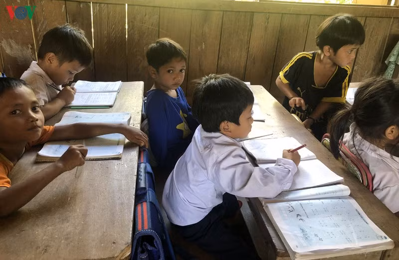 da nang: giao vien mien nui kho khan khi bi cat phu cap hinh 2