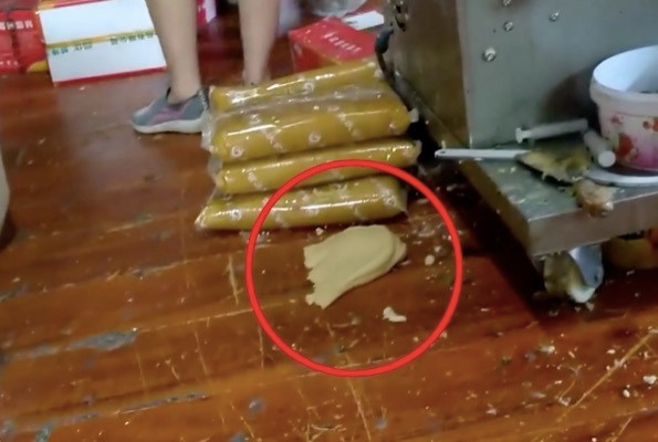 Nhân bánh rơi đầy dưới sàn nhà.