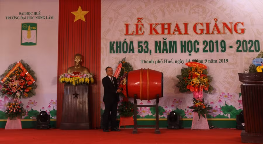 PGS.TS. Lê Văn An – Hiệu trưởng Trường ĐH Nông Lâm – ĐH Huế đánh trống khai giảng năm học mới.