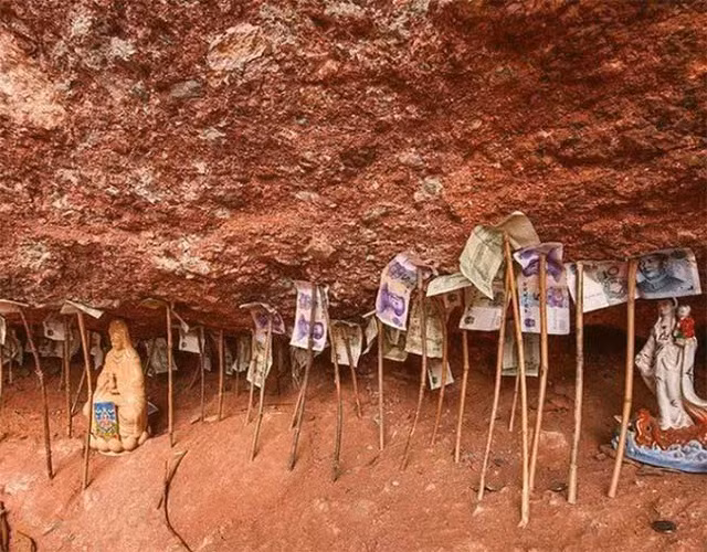 Tiền cắm đầy dưới chân núi nhưng không ai dám lấy cắp - 4