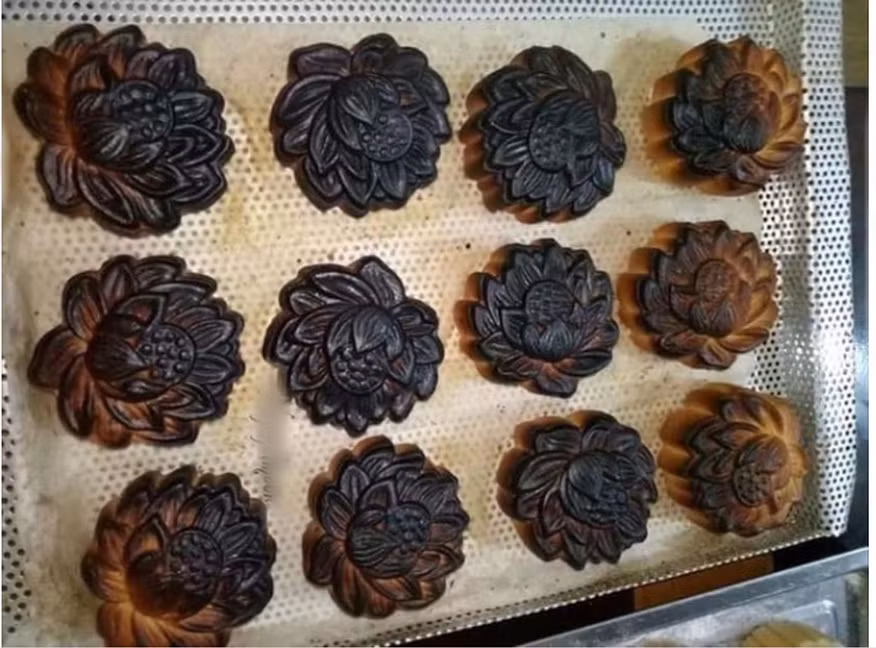 Bánh Trung thu bị cháy đen.