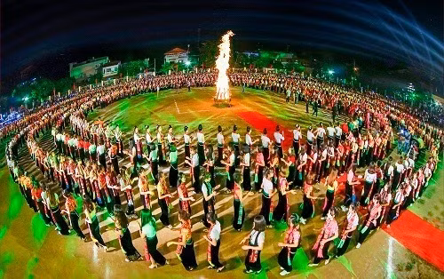 Múa xoè Thái tại lễ hội Mường Lò năm 2018. 