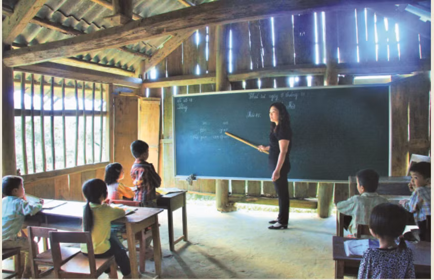 Mải mê gieo chữ, nhiều GV cắm bản quên tuổi xuân của mình. Ảnh: Thiên Thanh