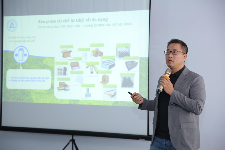 Tiếp theo là Tập đoàn Tetra Pak doanh nghiệp uy tín chuyên cung cấp các giải pháp đóng gói thực phẩm dạng lỏng. Ông Tạ Bảo Long- Giám đốc truyền thông Tetra Pak chia sẻ các sáng kiến về việc sản xuất hộp giấy và các loại hộp giấy đã được Tetra Pak tái chế. Các phẩm hộp giấy của tập đoàn Tetra Pak đều được sự chứng nhận của của Hội đồng quản lý rừng thế giới (FSC) khi khai thác. “Khi chúng tôi hạ một cây xuống để sử dụng thì sẽ có 3 cây được trồng lại để đảm bảo sự tái tạo của rừng”. Đối với quá trình tái chế túi giấy, sau khi thực hành tái chế chúng tôi nhận thấy có 4 yếu tố để có thể thực hành tái chế: hạ tầng thu gom, đảm bảo năng lực tái chế, cơ hội cho thị trường nguyên liệu tái chế, nhận thức của người tiêu dùng.