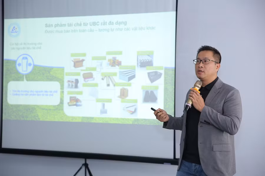 Tiếp theo là Tập đoàn Tetra Pak doanh nghiệp uy tín chuyên cung cấp các giải pháp đóng gói thực phẩm dạng lỏng. Ông Tạ Bảo Long- Giám đốc truyền thông Tetra Pak chia sẻ các sáng kiến về việc sản xuất hộp giấy và các loại hộp giấy đã được Tetra Pak tái chế. Các phẩm hộp giấy của tập đoàn Tetra Pak đều được sự chứng nhận của của Hội đồng quản lý rừng thế giới (FSC) khi khai thác. “Khi chúng tôi hạ một cây xuống để sử dụng thì sẽ có 3 cây được trồng lại để đảm bảo sự tái tạo của rừng”. Đối với quá trình tái chế túi giấy, sau khi thực hành tái chế chúng tôi nhận thấy có 4 yếu tố để có thể thực hành tái chế: hạ tầng thu gom, đảm bảo năng lực tái chế, cơ hội cho thị trường nguyên liệu tái chế, nhận thức của người tiêu dùng.