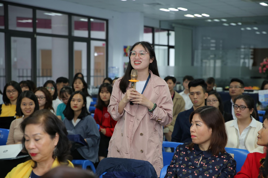 Cuộc đối thoại thu hút nhiều ý kiến thanh niên nhưng ấn tượng nhất là ý tưởng của Nguyễn Thị Ngọc- SV Đại học Bách Khoa- thành viên nhóm Mắt Xanh. Ngọc trình bày “Dự án Refill Việt Nam” với đề xuất: Xây dựng các trạm thu lại các bao bì. Ví dụ như: Doanh nghiệp có thể sử dụng các cửa hàng để trở thành các trạm thu bao bì, chai sữa… Đổi lại khách hàng sẽ được giảm giá trong các sản phẩm tiếp theo khi mua tại cửa hàng; Xây dựng dịch vụ thu bao bì tận nhà. Ví dụ: Áp dụng phương thức giao hàng tận nhà, đồng thời nhân viên giao hàng sẽ thu lại vỏ chai. Ngọc cũng đề xuất ý tưởng: “Ứng dụng kịch ứng tác vào đời sống để nâng cao nhận thức của mọi người trong việc bảo vệ môi trường” và mong muốn thanh niên kết nối với doanh nghiệp cùng nhau tạo nên những điều tốt đẹp cho môi trường, xã hội.