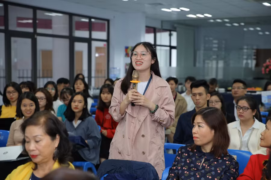 Cuộc đối thoại thu hút nhiều ý kiến thanh niên nhưng ấn tượng nhất là ý tưởng của Nguyễn Thị Ngọc- SV Đại học Bách Khoa- thành viên nhóm Mắt Xanh. Ngọc trình bày “Dự án Refill Việt Nam” với đề xuất: Xây dựng các trạm thu lại các bao bì. Ví dụ như: Doanh nghiệp có thể sử dụng các cửa hàng để trở thành các trạm thu bao bì, chai sữa… Đổi lại khách hàng sẽ được giảm giá trong các sản phẩm tiếp theo khi mua tại cửa hàng; Xây dựng dịch vụ thu bao bì tận nhà. Ví dụ: Áp dụng phương thức giao hàng tận nhà, đồng thời nhân viên giao hàng sẽ thu lại vỏ chai. Ngọc cũng đề xuất ý tưởng: “Ứng dụng kịch ứng tác vào đời sống để nâng cao nhận thức của mọi người trong việc bảo vệ môi trường” và mong muốn thanh niên kết nối với doanh nghiệp cùng nhau tạo nên những điều tốt đẹp cho môi trường, xã hội.