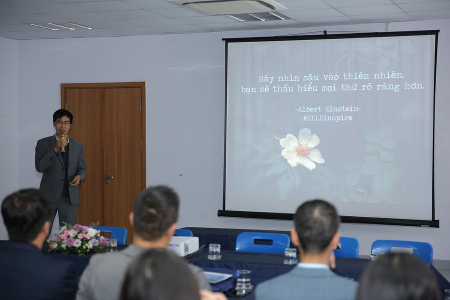 Ông Khúc Văn Quý (Chuyên gia kinh tế môi trường) chia sẻ về động lực và xu thế hiện nay để các doanh nghiệp tham gia vào bảo vệ môi trường và giảm rác thải nhựa tại Việt Nam. Ông Quý cho rằng “Động lực hành động bảo vệ môi trường của các doanh nghiệp gồm 4 yếu tố: hình ảnh công ty, trách nhiệm xã hội, công cụ quảng cáo và luật lệ sân chơi quốc tế”. “Trong vấn đề bảo vệ môi trường cần phải có nhiều giải pháp khác nhau để tạo nên một hệ sinh thái”