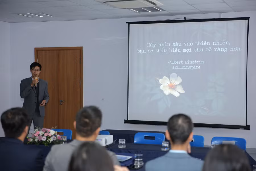 Ông Khúc Văn Quý (Chuyên gia kinh tế môi trường) chia sẻ về động lực và xu thế hiện nay để các doanh nghiệp tham gia vào bảo vệ môi trường và giảm rác thải nhựa tại Việt Nam. Ông Quý cho rằng “Động lực hành động bảo vệ môi trường của các doanh nghiệp gồm 4 yếu tố: hình ảnh công ty, trách nhiệm xã hội, công cụ quảng cáo và luật lệ sân chơi quốc tế”. “Trong vấn đề bảo vệ môi trường cần phải có nhiều giải pháp khác nhau để tạo nên một hệ sinh thái”