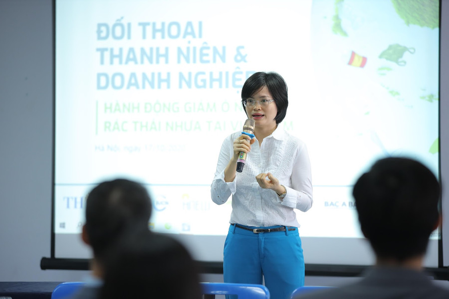 Bà Nguyễn Thuỳ Anh (IUCN) giới thiệu về Liên minh Doanh nghiệp vì Môi trường Việt Nam (VB4E) và lý do đồng tổ chức Đối thoại thanh niên và doanh nghiệp hành động giảm ô nhiễm rác thải nhựa. Bà Nguyễn Thuỳ Anh chia sẻ: “Câu chuyện bảo vệ môi trường không phải câu chuyện của riêng một cá nhân nào mà nó là câu chuyện của chúng ta. Câu chuyện của Nhà nước, câu chuyện của doanh nghiệp, của các tổ chức xã hội và là câu chuyện của thanh niên”.