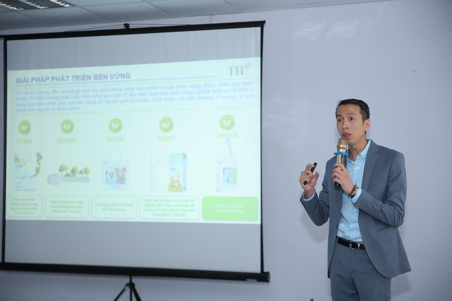 Ông Nguyễn Thế Phương - Giám đốc Kế hoạch Tiếp thị - Công ty Cổ phần Chuỗi thực phẩm TH (thuộc Tập đoàn TH) chia sẻ các sáng kiến và hoạt động tăng cường sử dụng vật liệu nhựa thân thiện môi trường. Được biết, Tập đoàn TH là doanh nghiệp đi đầu trong sản xuất sữa tươi sạch tại Việt Nam và hiện đang sản xuất nhiều dòng đồ uống khác từ hoa quả, thảo dược, các loại hạt. Doanh nghiệp này rất quan tâm đến các vấn đề môi trường, đặc biệt là vấn đề giảm thiểu sử dụng nhựa PE trong các sản phẩm của mình. TH đã triển khai hàng loạt giải pháp giảm thiểu rác thải, phát triển bền vững. Sắp tới, DN này sẽ triển khai ý tưởng: nếu sử dụng túi vải (vải canvas thân thiện với môi trường) để mua sản phẩm sẽ có mã QR code để giảm giá sản phẩm cũng như tặng quà cho khách hàng nếu sử dụng túi vải.