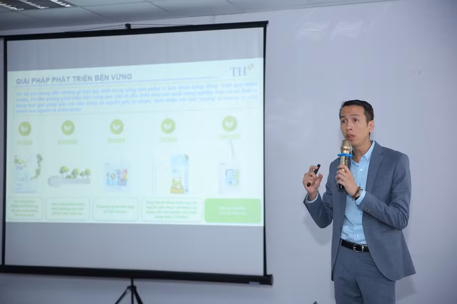 Ông Nguyễn Thế Phương - Giám đốc Kế hoạch Tiếp thị - Công ty Cổ phần Chuỗi thực phẩm TH (thuộc Tập đoàn TH) chia sẻ các sáng kiến và hoạt động tăng cường sử dụng vật liệu nhựa thân thiện môi trường. Được biết, Tập đoàn TH là doanh nghiệp đi đầu trong sản xuất sữa tươi sạch tại Việt Nam và hiện đang sản xuất nhiều dòng đồ uống khác từ hoa quả, thảo dược, các loại hạt. Doanh nghiệp này rất quan tâm đến các vấn đề môi trường, đặc biệt là vấn đề giảm thiểu sử dụng nhựa PE trong các sản phẩm của mình. TH đã triển khai hàng loạt giải pháp giảm thiểu rác thải, phát triển bền vững. Sắp tới, DN này sẽ triển khai ý tưởng: nếu sử dụng túi vải (vải canvas thân thiện với môi trường) để mua sản phẩm sẽ có mã QR code để giảm giá sản phẩm cũng như tặng quà cho khách hàng nếu sử dụng túi vải.