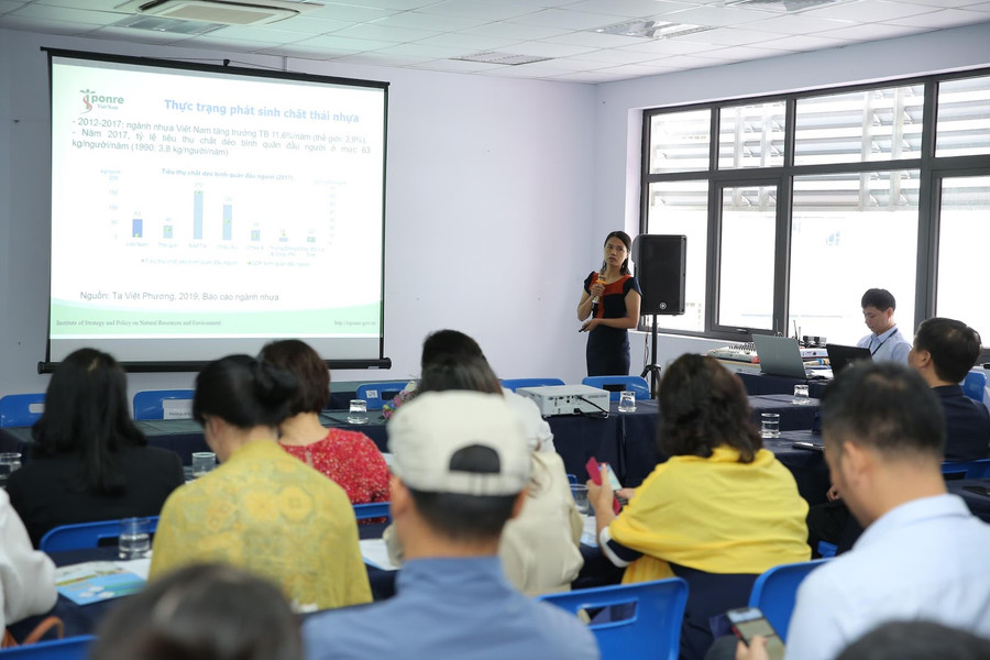 Bà Dương Thị Phương Anh (Phó Trưởng Ban MTPTBV, ISPONRE, Bộ Tài Nguyên &amp; Môi trường) chia sẻ về vấn đề quản lý rác thải nhựa tại Việt Nam. Các số liệu mà bà đưa ra cũng như thực trạng quản lý rác thải nhựa của Việt Nam khiến những người tham gia phải suy ngẫm. Không chỉ là những con số, bà Phương Anh còn đưa ra các tác động của chính sách, pháp luật đến các vấn đề môi trường. Nhà nước đánh thuế mạnh vào các sản phẩm túi nilon và cũng đã có sự công nhận đối với các sản phẩm thân thiện với môi trường.