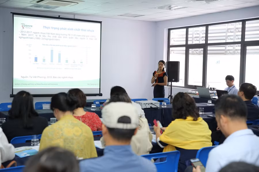 Bà Dương Thị Phương Anh (Phó Trưởng Ban MTPTBV, ISPONRE, Bộ Tài Nguyên &amp; Môi trường) chia sẻ về vấn đề quản lý rác thải nhựa tại Việt Nam. Các số liệu mà bà đưa ra cũng như thực trạng quản lý rác thải nhựa của Việt Nam khiến những người tham gia phải suy ngẫm. Không chỉ là những con số, bà Phương Anh còn đưa ra các tác động của chính sách, pháp luật đến các vấn đề môi trường. Nhà nước đánh thuế mạnh vào các sản phẩm túi nilon và cũng đã có sự công nhận đối với các sản phẩm thân thiện với môi trường.