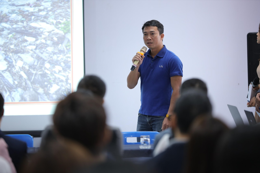 Ông Nguyễn Việt Hùng (Đại sứ Đại dương Xanh do Bộ TN&amp;MT trao danh hiệu) chia sẻ về Hành trình chụp ảnh rác thải nhựa 7.000km tại 28 tỉnh duyên hải Việt Nam: “Khi đi tìm hiểu tôi cũng đặt ra những câu hỏi: Nhà máy rác của chúng ta không đủ công suất để xử lý rác hay là vì chúng ta chưa có một hệ thống xử lý rác thực sự hiệu quả”. “Trong chuyến đi, tôi nhận ra rằng phải giảm đồ nhựa và hành động của mỗi chúng ta mới thay đổi được môi trường”. “Tôi mong rằng: Chúng ta đi du lịch để xả stress chứ không xả rác”.