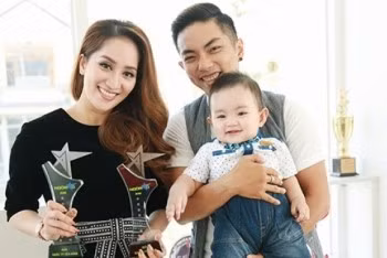 Con trai Khánh Thi cười tít mắt đi nhận giải cùng bố mẹ