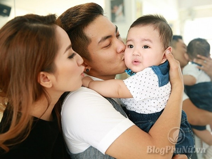 Con trai Khánh Thi cười tít mắt đi nhận giải cùng bố mẹ con trai khanh thi cuoi tit mat di nhan giai cung bo me 1