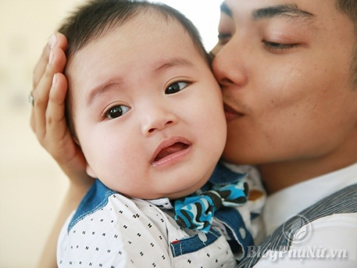 Con trai Khánh Thi cười tít mắt đi nhận giải cùng bố mẹ con trai khanh thi cuoi tit mat di nhan giai cung bo me 9