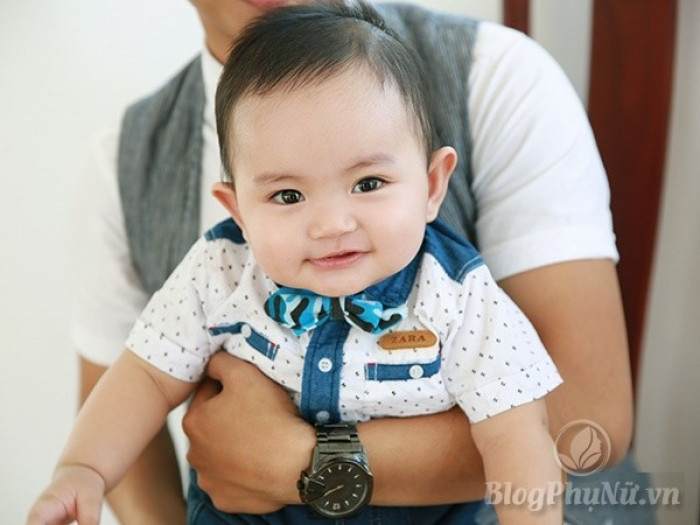 Con trai Khánh Thi cười tít mắt đi nhận giải cùng bố mẹ con trai khanh thi cuoi tit mat di nhan giai cung bo me 4