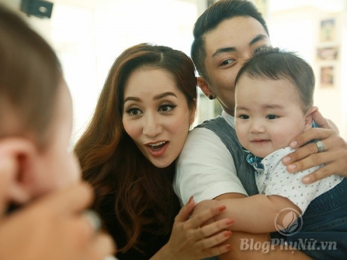 Con trai Khánh Thi cười tít mắt đi nhận giải cùng bố mẹ con trai khanh thi cuoi tit mat di nhan giai cung bo me 2