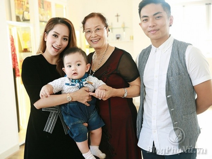 Con trai Khánh Thi cười tít mắt đi nhận giải cùng bố mẹ con trai khanh thi cuoi tit mat di nhan giai cung bo me