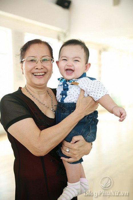 Con trai Khánh Thi cười tít mắt đi nhận giải cùng bố mẹ con trai khanh thi cuoi tit mat di nhan giai cung bo me 8