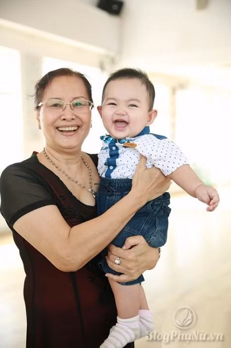 Con trai Khánh Thi cười tít mắt đi nhận giải cùng bố mẹ con trai khanh thi cuoi tit mat di nhan giai cung bo me 8