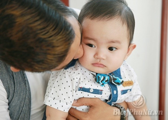 Con trai Khánh Thi cười tít mắt đi nhận giải cùng bố mẹ con trai khanh thi cuoi tit mat di nhan giai cung bo me 7