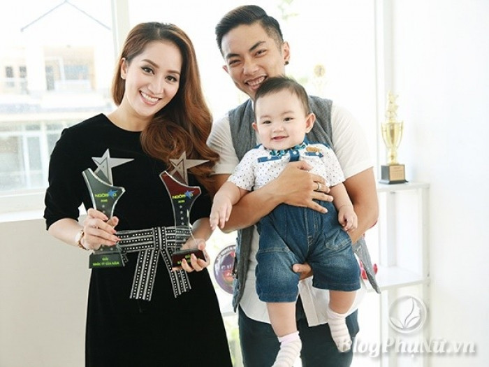 Con trai Khánh Thi cười tít mắt đi nhận giải cùng bố mẹ con trai khanh thi cuoi tit mat di nhan giai cung bo me 3