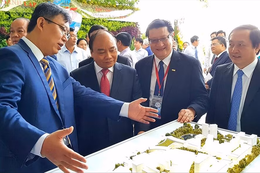 Thủ tướng Nguyễn Xuân Phúc xem và nghe Ban lãnh đạo Khu Công nghệ cao TPPHCM trình bày về tổng quan diện tích của khu