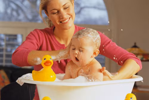 trẻ bị rôm sảy, rôm sảy, cách chữa rôm sảy ở trẻ, tắm lá