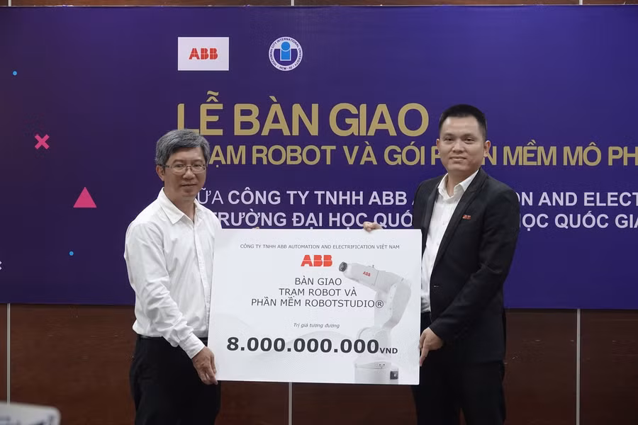 PGS.TS Đinh Đức Anh Vũ – Phó Hiệu trưởng Trường ĐH Quốc tế (trái) tiếp nhận bàn giao trạm robot từ đại diện ABB.