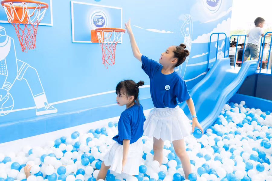 Thử thách “1 ly sữa mỗi sáng – Ở trường ngại gì thử thách” tái hiện sân chơi trường học mà tại đây các bé cần sự dẻo dai, bền bĩ khi thực hiện nhiệm vụ ném bóng trúng vào rổ để vượt qua thử thách.