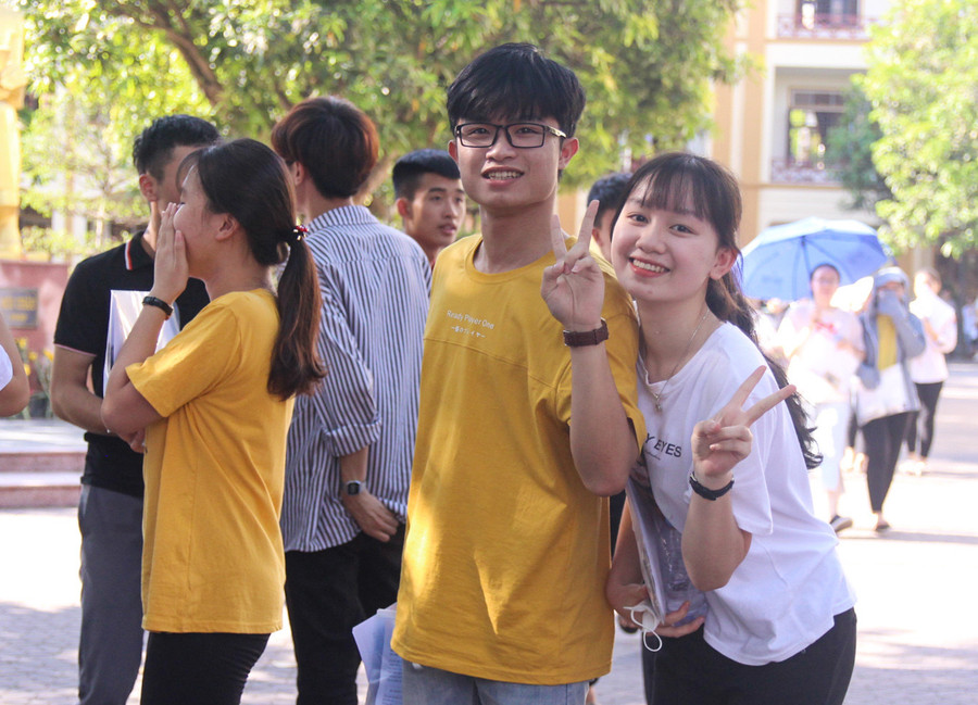 Thí sinh phấn khởi sau môn thi Toán. Thí sinh phấn khởi sau môn thi Toán.