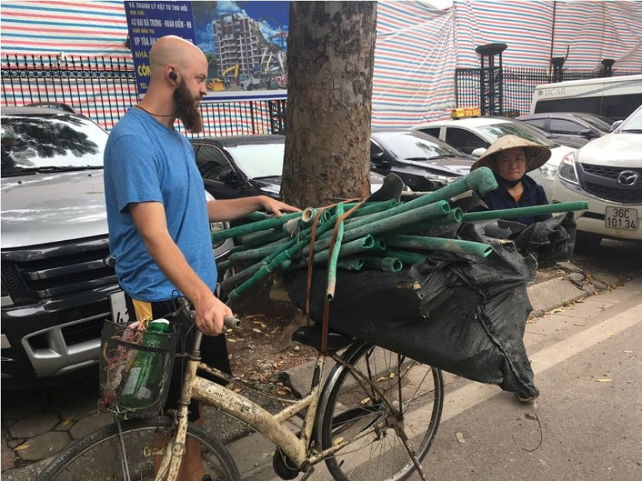 Người đàn ông Mỹ vui vẻ giúp đỡ chị Ngát thu lại mớ đồ bị rơi