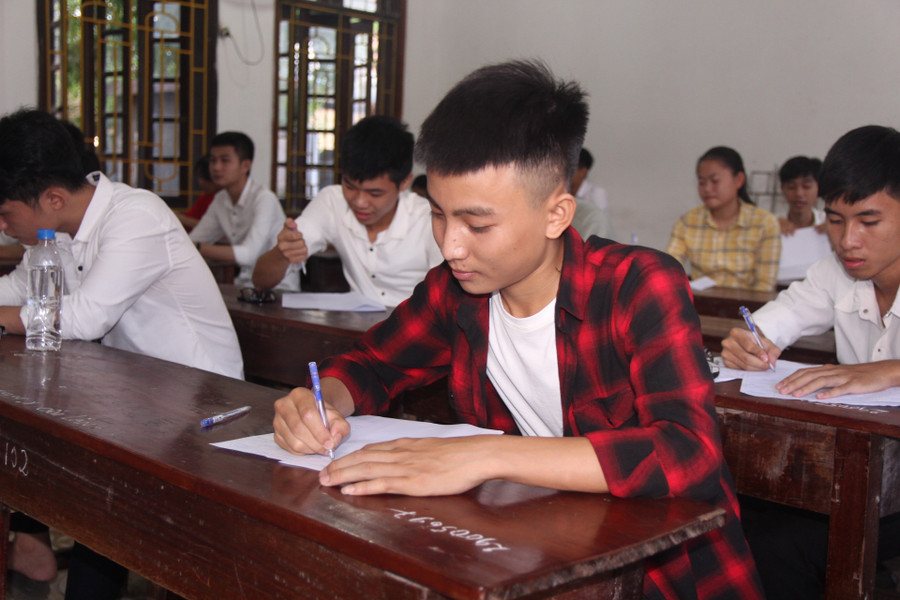 Nhiều thí sinh đánh giá đề dễ thở, nhưng giáo viên cho rằng đạt điểm cao cần nhiều thao tác tổng hợp, phân tích, so sánh trong bài làm Nhiều thí sinh đánh giá đề dễ thở, nhưng giáo viên cho rằng đạt điểm cao cần nhiều thao tác tổng hợp, phân tích, so sánh trong bài làm