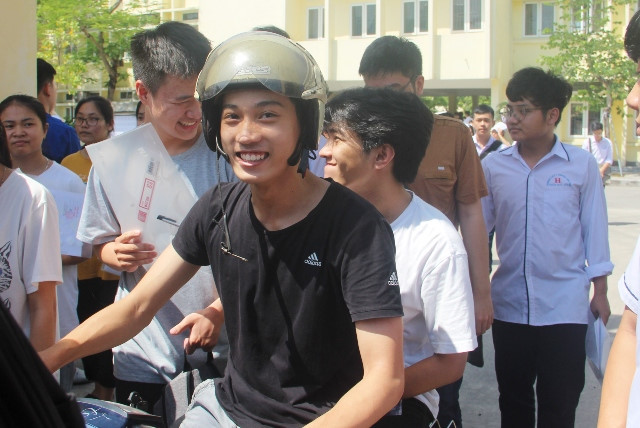 Thí sinh tại điểm thi Trường THPT chuyên Lam Sơn (Thanh Hóa) rạng rỡ sau khi kết thúc môn thi ngữ Văn. Thí sinh tại điểm thi Trường THPT chuyên Lam Sơn (Thanh Hóa) rạng rỡ sau khi kết thúc môn thi ngữ Văn.