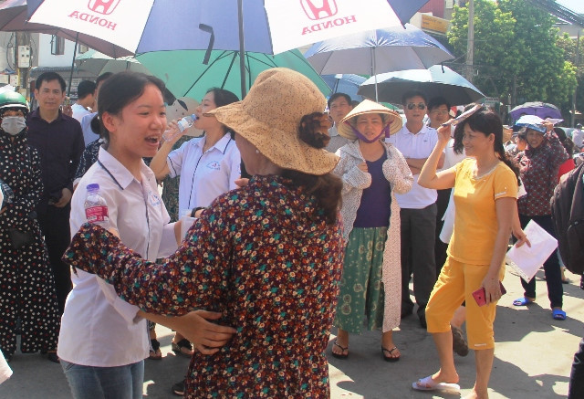 Thí sinh hân hoan với người thân tại cổng trường sau khi kết thúc môn thi. Thí sinh hân hoan với người thân tại cổng trường sau khi kết thúc môn thi.