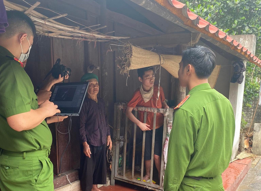 Với tinh thần làm việc liên tục trong ngày, không có ngày nghỉ để phục vụ người dân, chỉ trong 3 ngày đầu tiên của kỳ nghỉ lễ, toàn tỉnh Thanh Hoá đã thu nhận được hơn 5.200 hồ sơ cấp CCCD gắn chíp điện tử. (Ảnh: CATH). Với tinh thần làm việc liên tục trong ngày, không có ngày nghỉ để phục vụ người dân, chỉ trong 3 ngày đầu tiên của kỳ nghỉ lễ, toàn tỉnh Thanh Hoá đã thu nhận được hơn 5.200 hồ sơ cấp CCCD gắn chíp điện tử. (Ảnh: CATH).