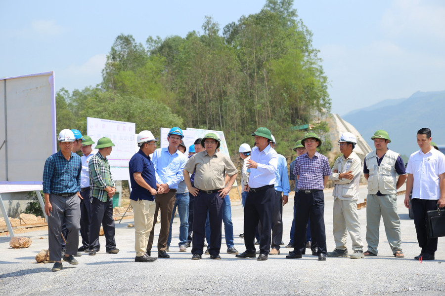 Thủ tướng Phạm Minh Chính nghe các đơn vị thi công báo cáo tiến độ. (Ảnh: MH).