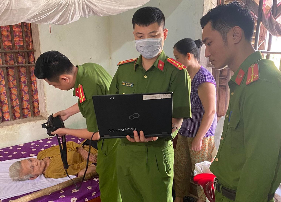 Đối với các trường hợp già yếu, ốm đau, bệnh tật không thể đi lại được, lực lượng công an đã đến tận nhà hỗ trợ. (Ảnh: CATH). Đối với các trường hợp già yếu, ốm đau, bệnh tật không thể đi lại được, lực lượng công an đã đến tận nhà hỗ trợ. (Ảnh: CATH).