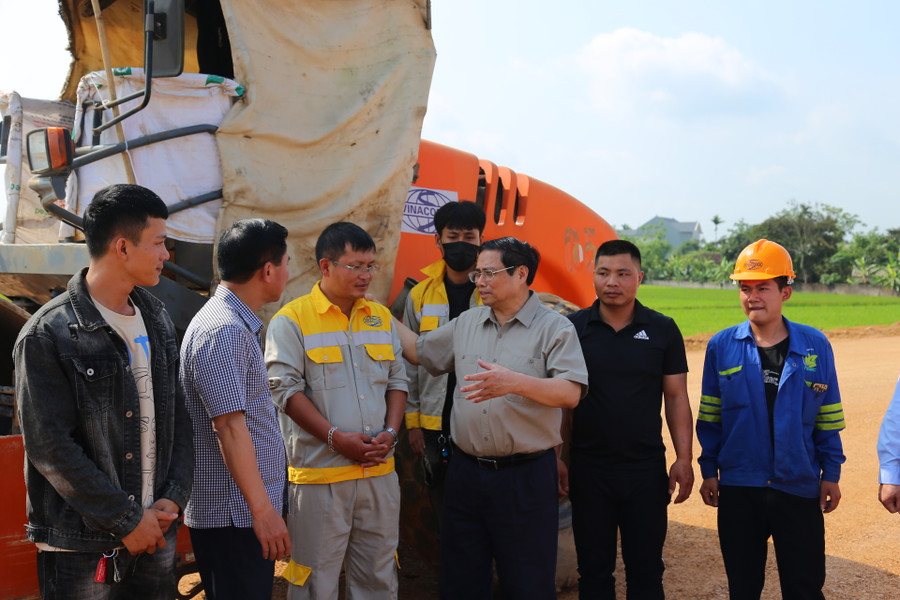 Thủ tướng biểu dương tinh thần lao động của công nhân trong ngày nghỉ lễ. (Ảnh: MH).