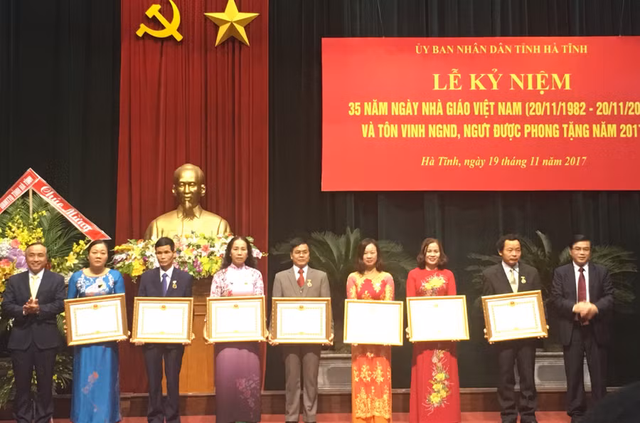 8 giáo viên cùng được trao danh hiệu Nhà giáo Ưu tú tại buổi lễ. 8 giáo viên cùng được trao danh hiệu Nhà giáo Ưu tú tại buổi lễ.