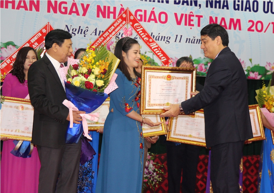 Nhân dịp ngày nhà giáo Việt Nam 20.11, tỉnh Nghệ An tổ chức lễ trao tặng và gặp mặt các NGND, NGƯT
